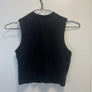 Linne - Linne med hög krage från BikBok i storlek XS 