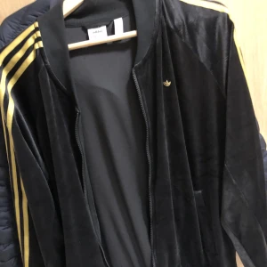 Adidas tröja M - Säljer en rätt så sällsynt adidas tröja. Storlek M. Den är aldrig använd 