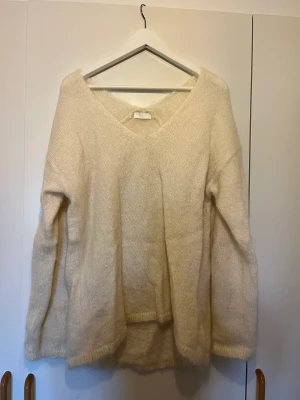 Stickad tröja mohair - Fin stickad tröja från hm i mohair  Använd fåtal gånger i fint skick 
