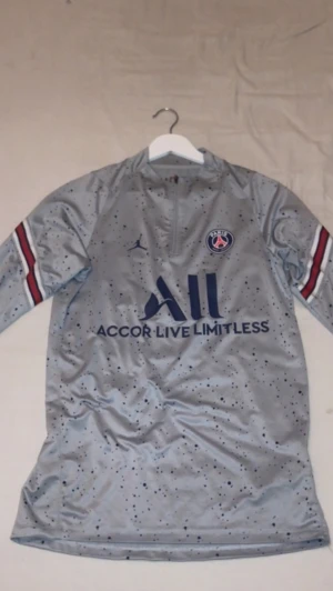 Psg tröja - Hej, Säljer min psg fotbolls tröja. Den är sällsynt och nypris 759. Den är i jättebra skick och inga hål eller fläckar. Kom privat för frågor eller funderingar.