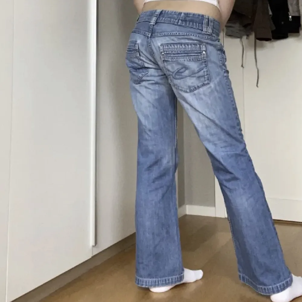 Ett par sååå snygga jeans köpt från plick, storlek 30 men de passar storlek Small😽💕. Jeans & Byxor.