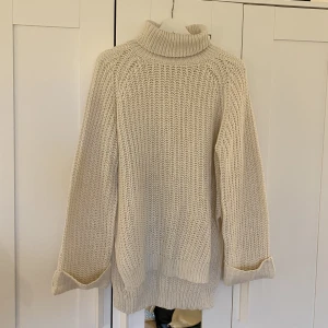 Lång stickad  - En lång stickad tröja aldrig använd 