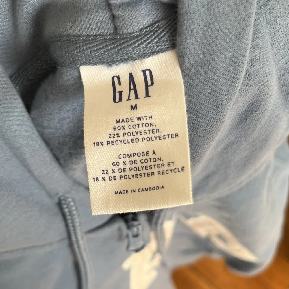 Jättefin zip-up tröja från GAP, den är använd typ en gång så den är i gott skick✨. Hoodies.