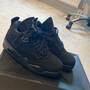 Jordan 4 - Skorna är aldrig använda på grund av att jag beställde fel storlek. 