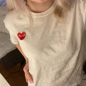 tröja - T-shirt från comme des garcons, den passar inte riktigt mig 