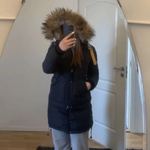 Parajumper jacka - Hej, säljer min fina parajumper ”long bear” jacka, den är i tjej xs men funkar även för S. Den är i väldigt bra skick och är inte använd på länge! Nypris ca 10000 säljer billigare då den inte passar längre! Hör av dig vid frågor!