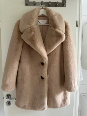 Fin Jacka från Zara i fuskpäls - Mycket fint skick! Fluffig varm jacka från Zara 