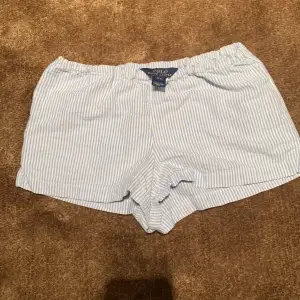 Ett par blåvit randiga shorts från polo i storlek s (7)