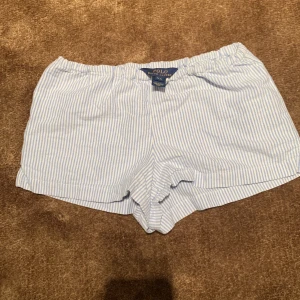 Polo Ralph lauren shorts - Ett par blåvit randiga shorts från polo i storlek s (7)