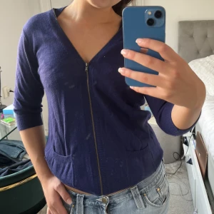 Sandro tröja!  - Najs kofta från Sandro!! Perfekt till ett par jeans