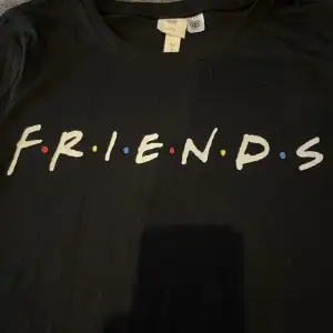 T-shirt i fint skick från HM. F•R•I•E•N•D•S   Stl S, rymlig Se mina övriga annonser, säljer billigt i fint skick eller oanvända plagg. 