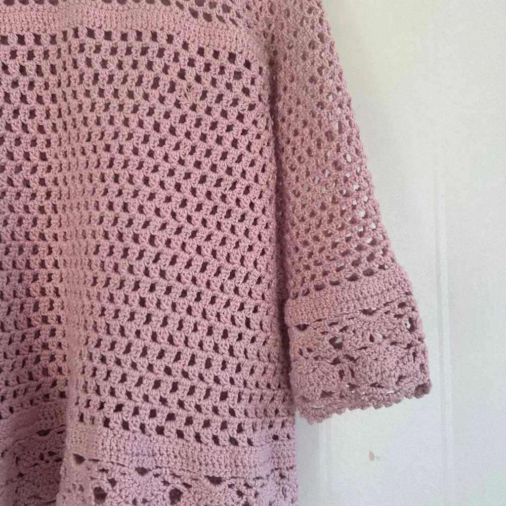 Second hand rosa virkad tröja, inga lappar men skulle säga den passar M✨. Tröjor & Koftor.