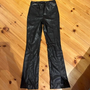 Skinnbyxor  - Säljer mina super snygga skinbyxor ifrån Newyorker, med slits 🤍