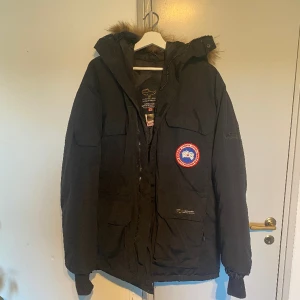 Canada Goose Jacka - Fin jacka i använt skick. Den är i storlek M men passar bättre till L.