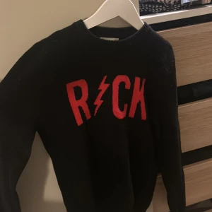 Zadig tröja  - Det är en svart Zadig tröja som det står rock på jätte fin aldrig använt köpte för 1000 ungefär ksk mer 🥰🥰🥰