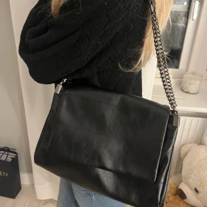 Zara väska🖤🖤 - Nypris 400kr, knappt använd i toppenskick! Pris går att diskuteras💕