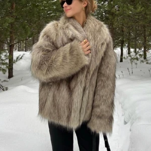 Pälsjacka  - Pälsjacka från Bershka i strl S💖