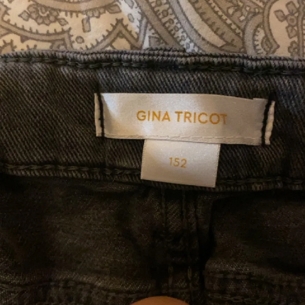 Säljer mörk gråa jeans från Gina young st 152 skriv gärna innan köp nu skriv för fler bilder ❤️ny pris 349 säljer för 250. Jeans & Byxor.