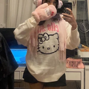 Hello kitty sweater <3 - Söt hello kitty tröja som är oanvänd, limited går inte att köpa längre <3 strl S men är oversized