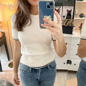 Zara topp - Söt vit topp med glitter detaljer på ärmarna. Använd men fortfarande fin