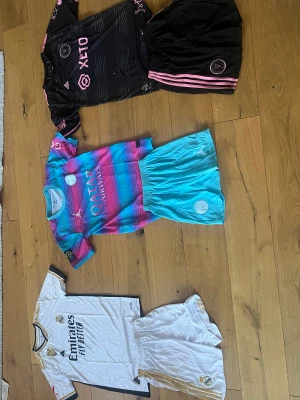 Fotbollströjor  - Nu har det kommit in nya fotbollströjor. Passa på till jul. Finns i storlekar 104 till 176. Kommer i set