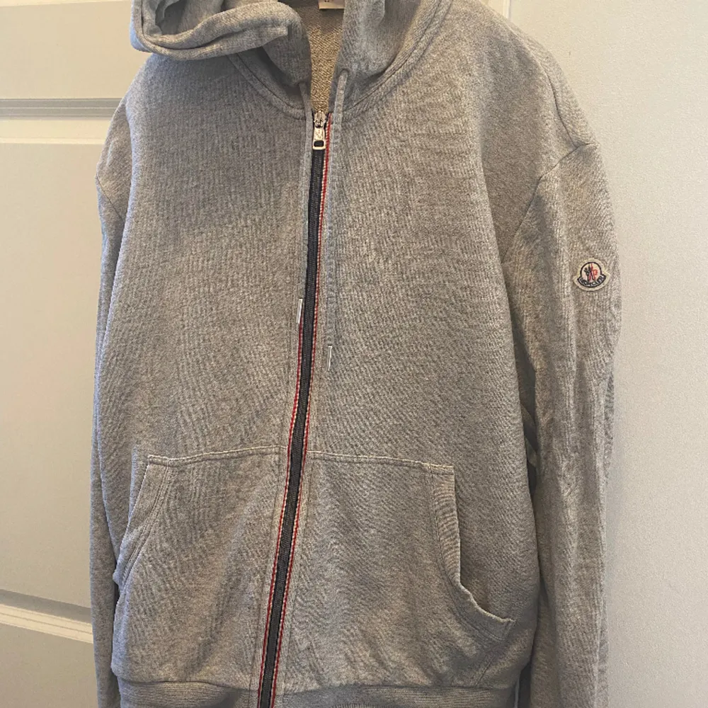 Säljer nu en moncler zip hoodie i storlek XL. Inga slitage eller likande på hoodien. Det är bara att höra av dig intresse så svarar jag mer än gärna på dina frågor och funderingar. . Hoodies.