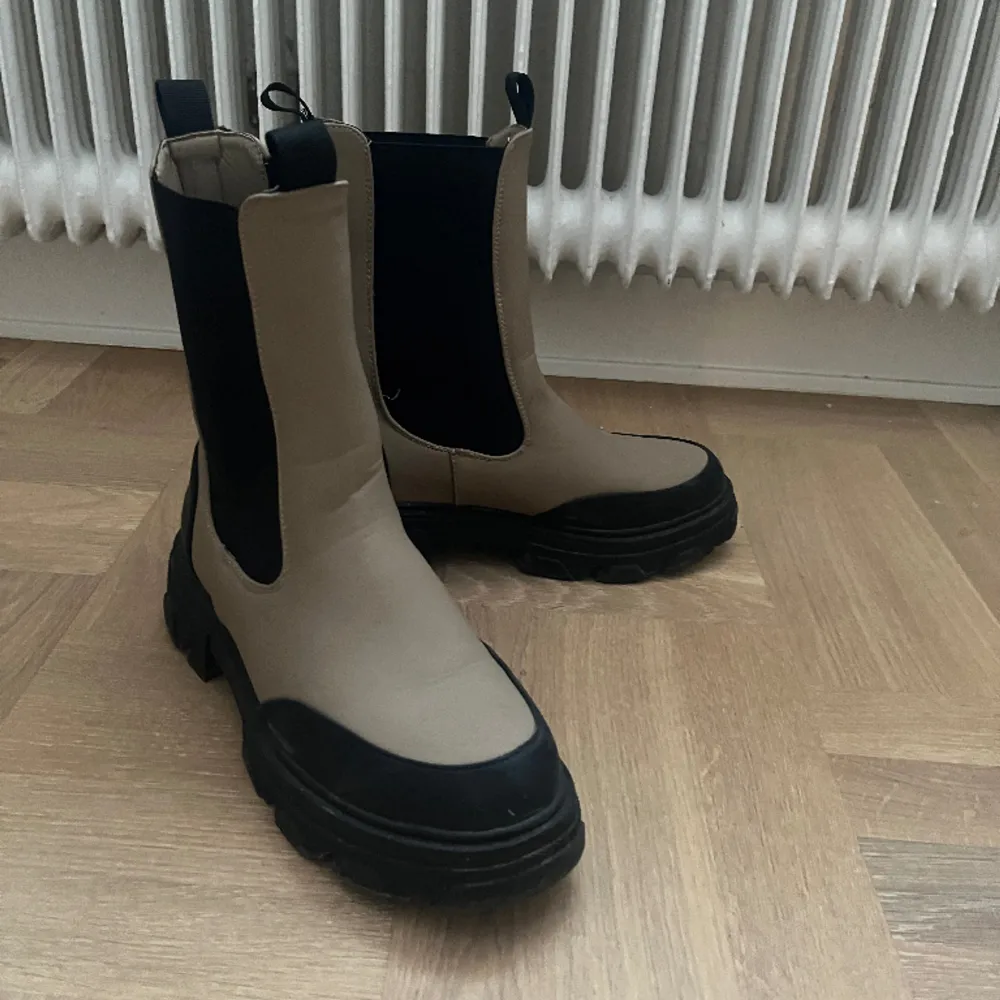 Liknande boots som från Ganni. Köpta i Grekland så ett oklart grekiskt märke. Dom e fina men använder tyvärr för sällan. Skor.