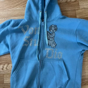 Vonstudio zipper hoodie (sky blue)  - Vonatudio hoodie strl L, den är liten i strl och jag som tjej på 160cm kan ha den perfekt. Just den här färgen säljs inte längre  ( sky blue). Vid intresse hör av er för fler bilder och om ni har andra frågor💙