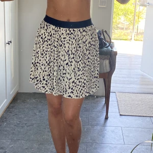 Prickig kjol - Storlek Snfrån Bikbok, aldrig använd 