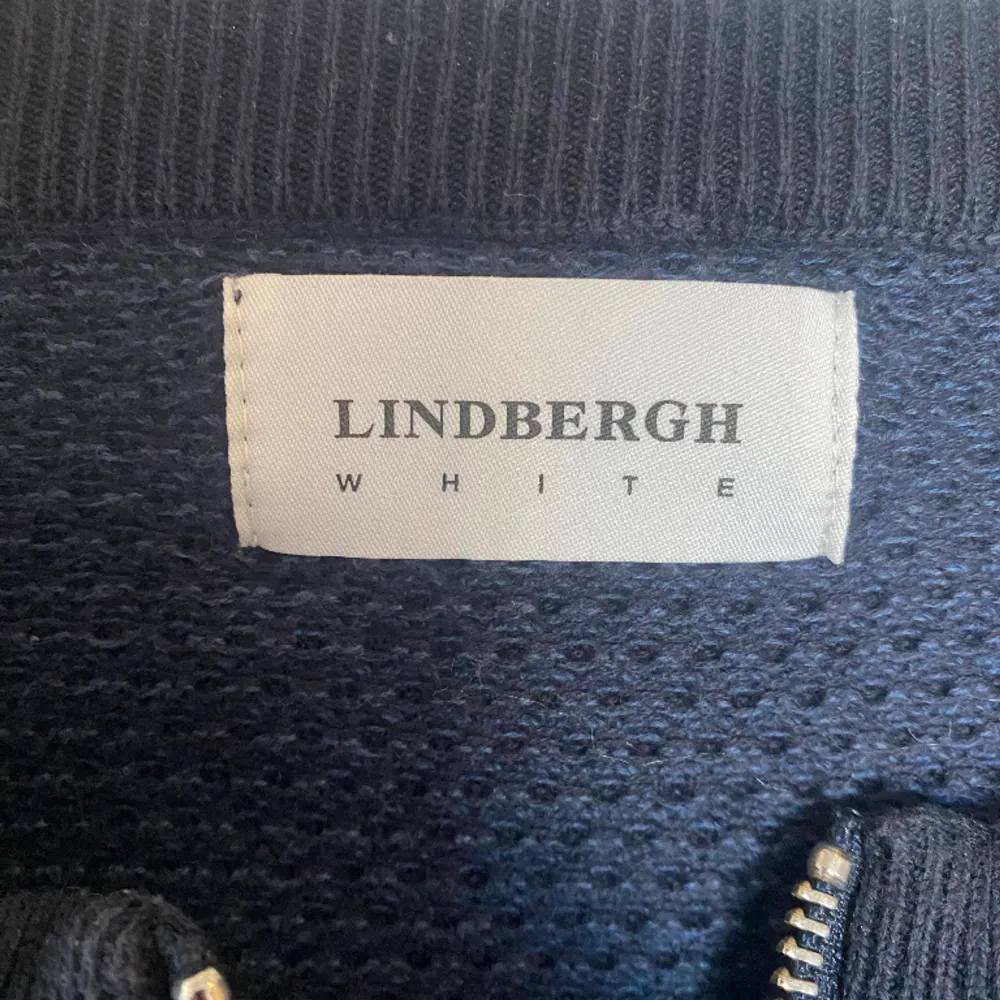 Mörkblå Lindbergh full zip - Skick 7/10 - Nypris 699 Vårt pris: 159 - Kolla gärna in liknande plagg i min profil☺️. Tröjor & Koftor.