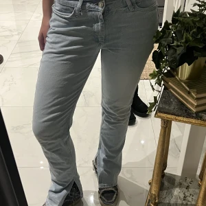 Zara jeans - Zara jeans med slit i bra skick.