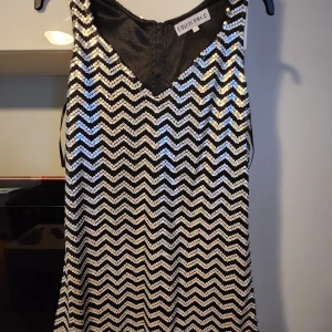 Paljettklänning  - Jättefint skick, kan inte hitta att några paljetter saknas