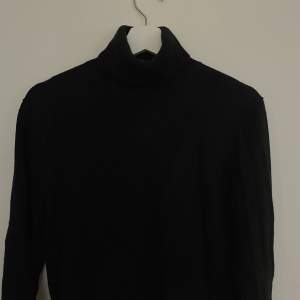 Jag säljer min Uniqlo-tröja, 100% kashmir och i perfekt skick.   Storlek: S  Färg: Black Material: Kashmir 100% Skick: Mycket Bra Sex: Man 