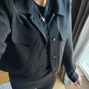 Kappa/kavaj - Säljer denna jätte fina kavaj liknande kappan. Jätte fint skick och inte alls använd mycket. Märket är AMISU. Skriv vid frågor!💓💓