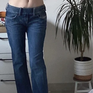 Diesel jeans - Diesel jeans, bra skick. Lågmidjade, bootcut. Midja: 36cm. Grenmått: 20cm (lågmidjade). Lår: 25,5cm. Innerbenslängd: 80cm. Benöppning: 21,5cm. 