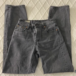 Levis jeans - Snygga Levis mid waist jeans, kommer inte till användning längre 😊