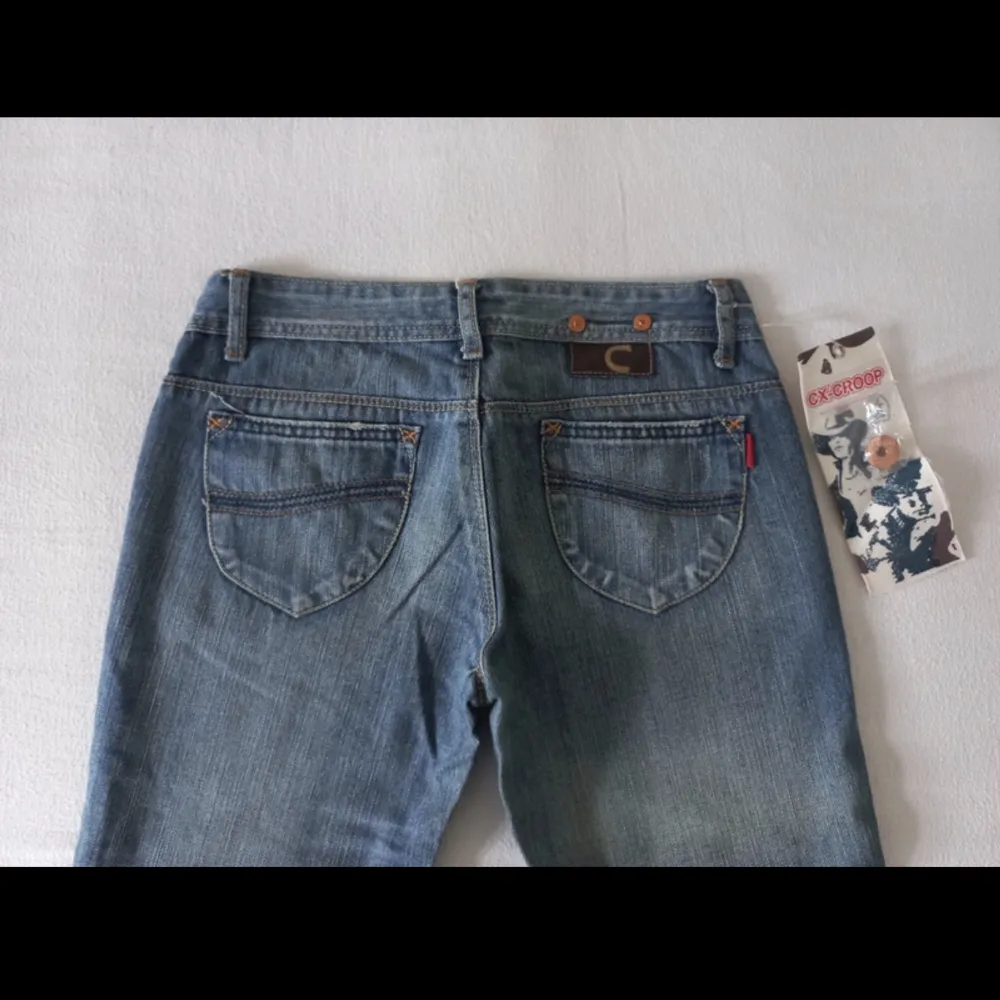 säljer dessa oanvända jeans då de är för små för mig storlek 27:32🩵. Jeans & Byxor.
