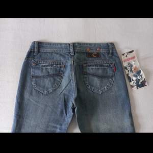 säljer dessa oanvända jeans då de är för små för mig storlek 27:32🩵