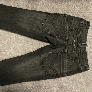 Lågmidjade jeans  - Säljer jeansen för att dem är lite försmå inga defekter pris kan diskuteras!💗 Innerbens längd 83 Midja rakt över 34