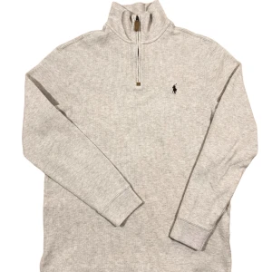 Ralph Lauren Half-Zip Beige - Beige halfzip tröja från Ralph Lauren. Tröjan är i bra skick! Storlek M. Ställ gärna frågor!😊