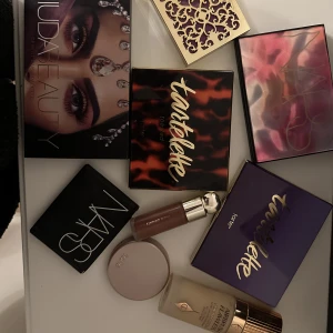 Sminkpaket ( Nars, Rare beauty, tarte, huda beauty, charlotte tillbury )  - Smink från Nars, Rare beauty, tarte, huda beauty och charlotte tillbury  Vissa endast swatchade och andra oanvända, 2 st mer använda.  Inköpta 1-7 månader sedan, säljer pga av oanvändning.  Rare beauty blush och Charlotte Tilbury foundation- SÅLD 