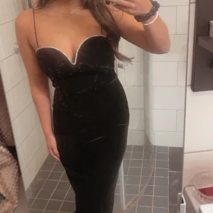 Svart klänning  - Perfekt nyårs klänning eller date night klänning. Använd endast 1 gång till en maskerad fest. Nypris 500kr från Gina tricot 