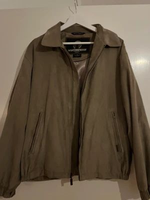 Mocka jacka - En mörk beige Mocka jacka. Väldigt bekväm med mjuk Siden på insidan. Näst intill helt ny använd fåtal gånger. Säljer åt min mamma