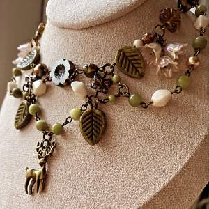 Handmade halsband med en bronsfärgad hjortberlock, recycled sötvattenpärlor & tjeckiska glaspärlor🦌🍃🍁 Väldigt fairycore☺️🌿