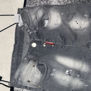 Dsquared2 - Byxor som är helt nya. Jag hämta dom till min son men dom var små på han. Pris kan diskuteras 