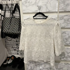 Vit blus  - Vit blus från Object. Egentligen är tröjan lång i ärmarna men jag klippte den kortare då jag tyckte det var finare. Använd 1 gång. Passar S-M. 160kr +frakt 