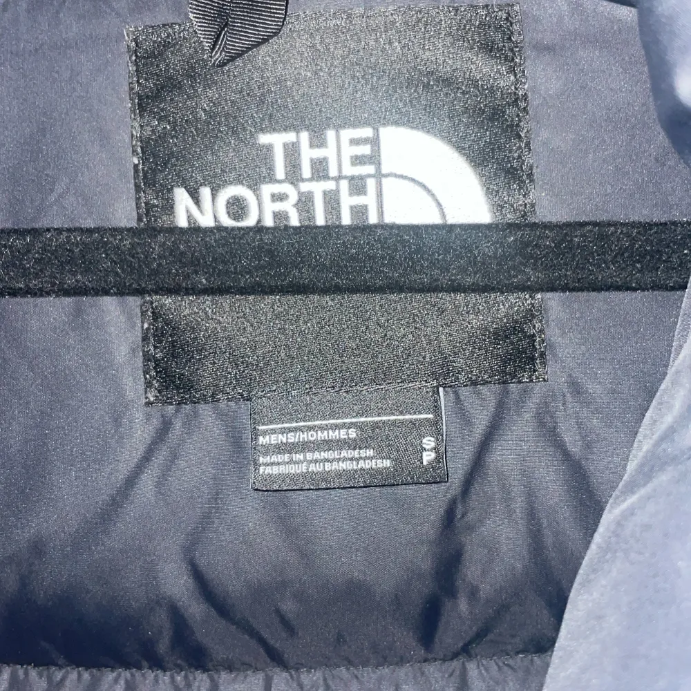 Säljer nu min North Face jacka endast använd en säsong och är i fint skick och passar både tjejer och killar men de är i storlek S i herr  Skriv om du har frågor . Jackor.