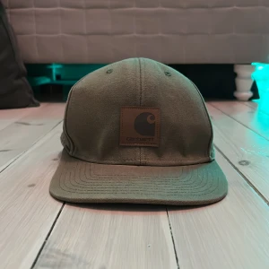 Carhartt keps - Tja! Säljer denna carhartt keps för att jag inte använder den. Kepsen har ändrats lite i formen men annars i jätte bra skick. Hoppas du vill köpa!