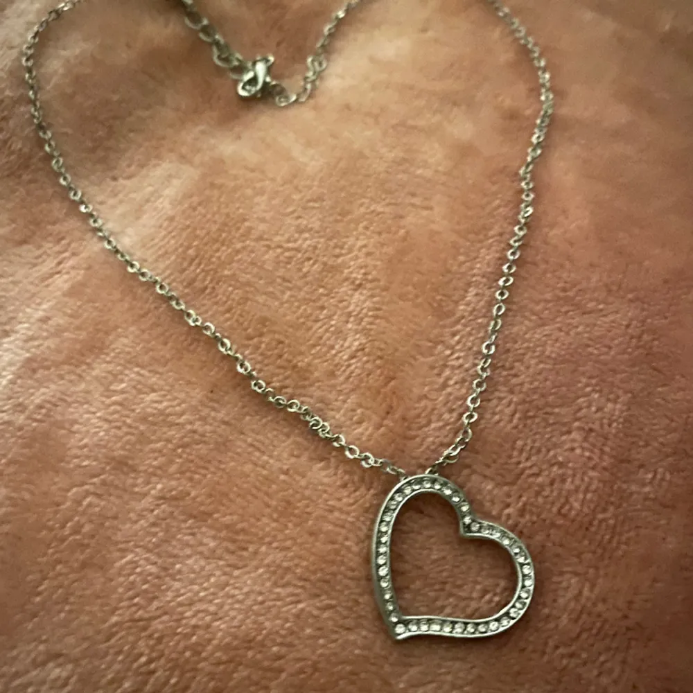 Såå gulligt silverhalsband med ett hjärta på fyllt av stenar🤍✨ Jättebra skick! 💖. Accessoarer.