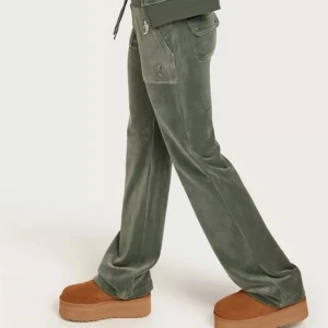 Juicy byxor - Säljer juicy byxa från Nelly.com ordinarie pris 1200 kr men säljer den billig endå helt nytt oanvändbar kommer inte till användning är inte van med mjukisar.